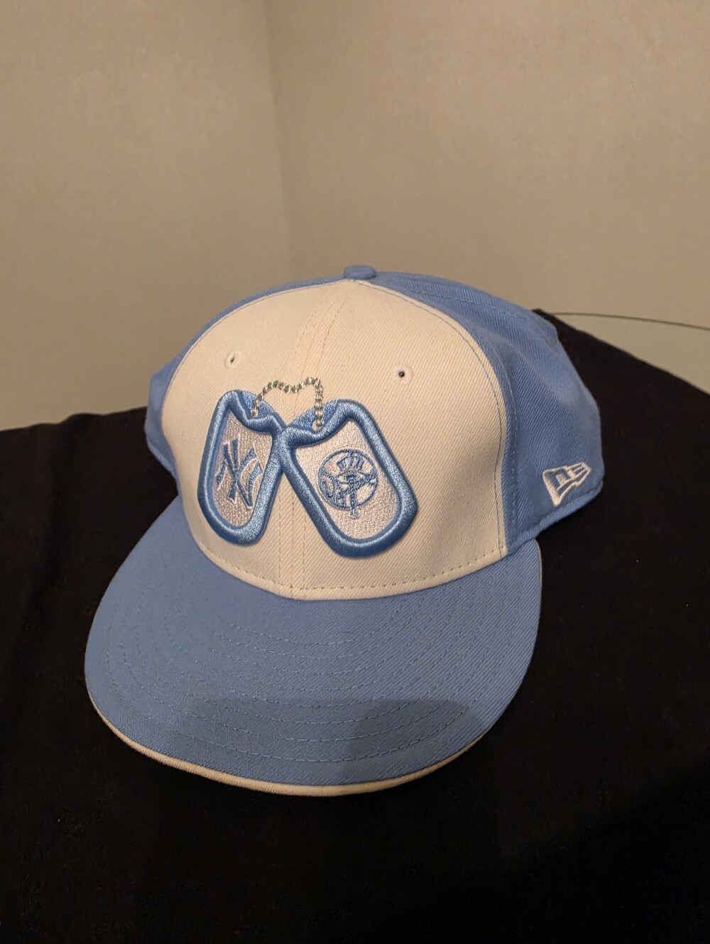 New Era Mens Yankees Light Blue & White Dog Tag Embroidered Baseball Cap